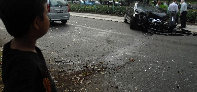 Seorang bocah melihat kecelakaan lalulintas yang terjadi di kawasan Jalan Jenderal Sudirman, Jakarta Selatan.