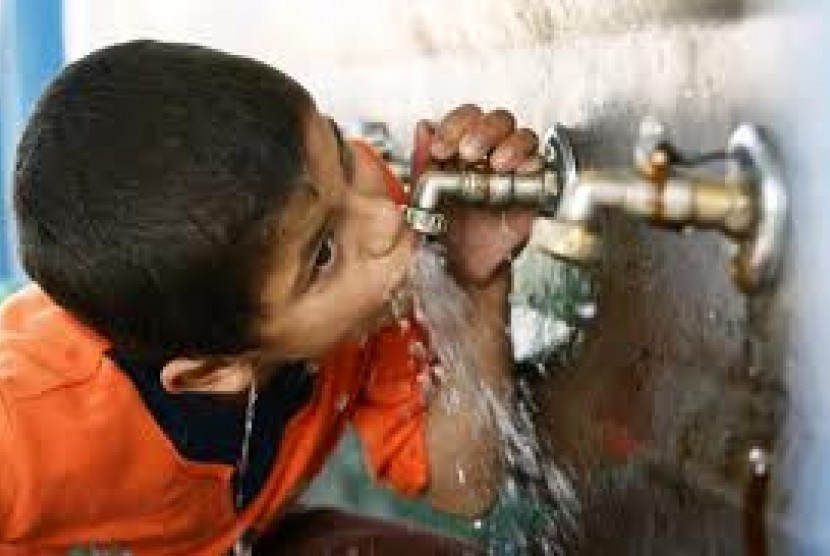 Seorang bocah Palestina sedang mencari air