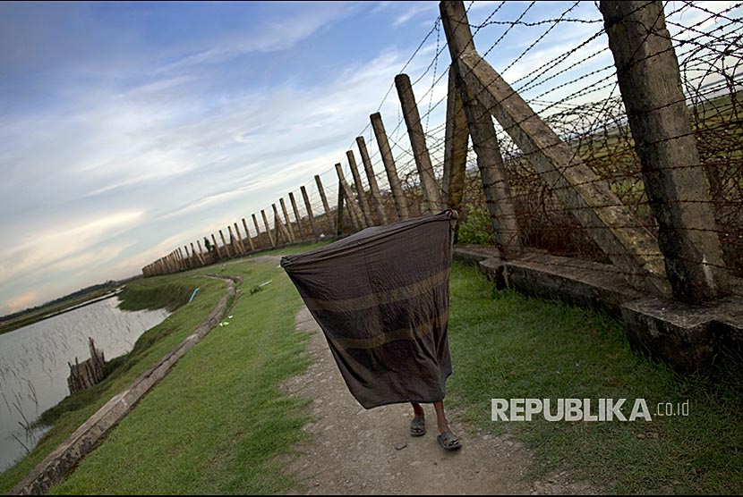 Seorang bocah Rohingya berjalan di jalan sepanjang perbatasan Myanmar Bangladesh Maungdaw, Negara Bagian Rakhine Myanmar.