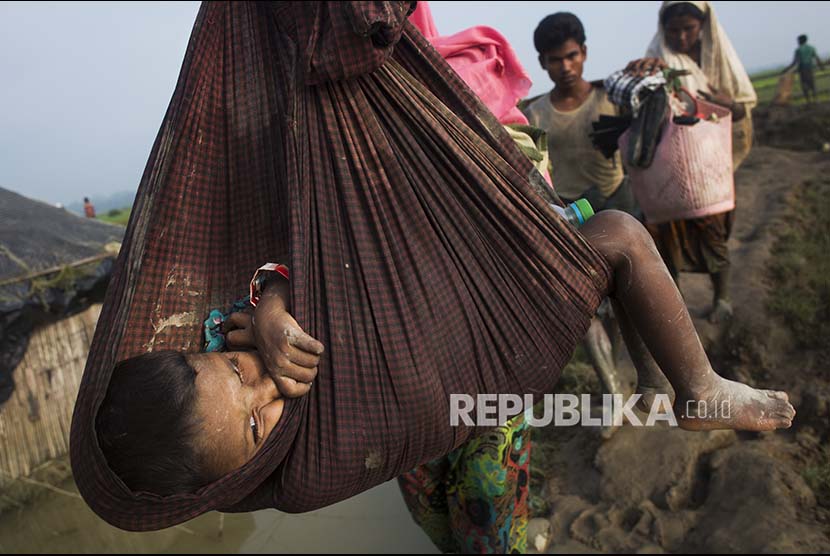 Seorang bocah Rohingya dalam perjalanan mengungsi setelah melintasi perbatasan Myanmar-Bangladesh near Cox's Bazar, Bangladesh, Selasa (5/9)