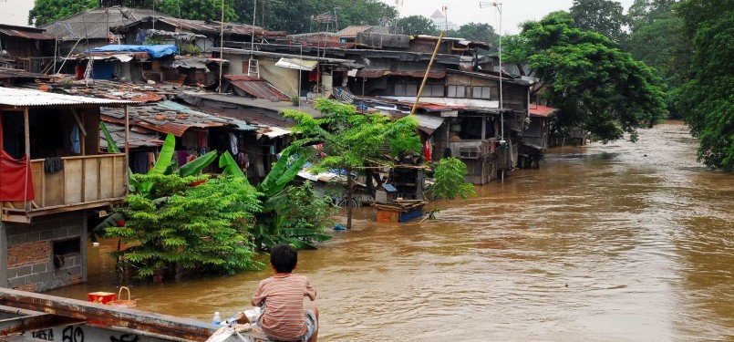 Seorang bocah tengah melihat luapan Kali Ciliwung yang membuat banjir dikawasan Kampung Melayu Kecil, jakarta Selatan, Kamis (23/2). (Republika/Agung Supriyanto)