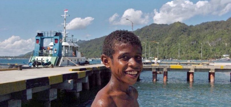 Seorang bocah tersenyum saat bermain dipantai Kaimana, Papua, Selasa (9/1). Pesona keindahan alam serta objek wisata pantai merupakan salah satu sumber daya kabupaten Kaimana yang berada di kepala burung Papua.