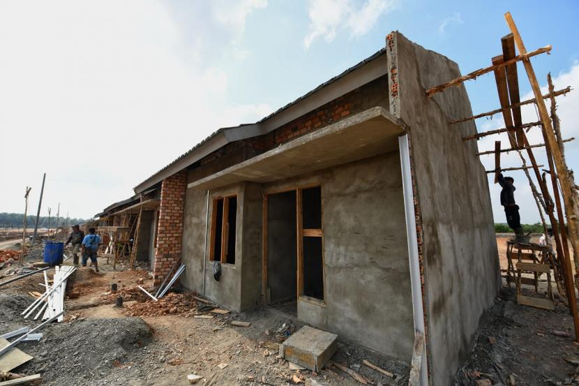 Seorang buruh bangunan sedang membangun rumah subsidi di Komplek Pesona Kahuripan 3 Cileungsi, Bogor, Jawa Barat, Kamis (1/10). Real Estate Indonesia (REI) menyebut sektor properti sebagai salah satu yang terdampak pandemi Covid-19.