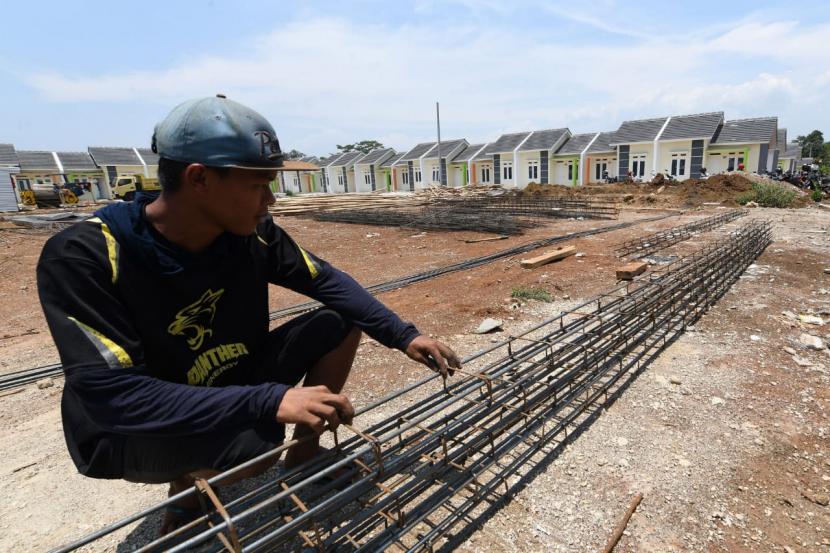 Seorang pekerja bangunan sedang membangun rumah subsidi di Komplek Pesona Kahuripan 3 Cileungsi, Bogor, Jawa Barat, Kamis (1/10). Harga properti residensial tumbuh terbatas pada kuartal III 2020. Perkembangan ini tercermin dari pertumbuhan Indeks Harga Properti Residensial (IHPR) kuartal III 2020 yang tercatat sebesar 1,51 persen (yoy).