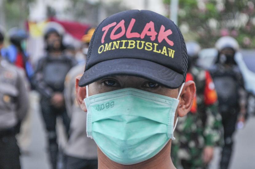 Seorang buruh berunjuk rasa di kawasan EJIP (East Jakarta Industrial Park), Cikarang, Kabupaten Bekasi, Jawa Barat, Senin (5/10). 35 investor dunia prihatin dengan lahirnya UU Cipta kerja