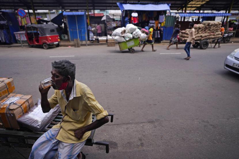 Seorang buruh upahan minum teh di sebuah pasar di Kolombo, Sri Lanka, Jumat, 10 Juni 2022. Krisis ekonomi di Pakistan membuat warganya didesak untuk mengurangi minum teh.
