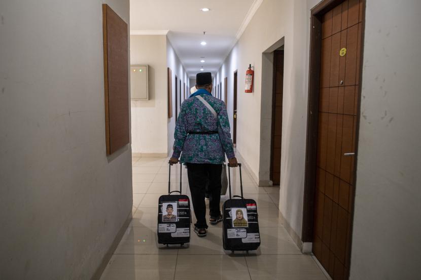 Seorang calon haji kelompok terbang (kloter) pertama embarkasi Palembang berjalan menuju kamar setibanya di Asrama Haji Palembang, Sumatera Selatan, (ilustrasi). Kemenag berencana terus memperbaiki pelayanan asrama haji.