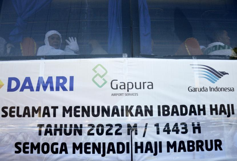 Seorang calon haji melambaikan tangannya di atas bus. Sebanyak 46 jamaah haji asal Lembang, Bandung, terpaksa dipulangkan setibanya di Bandara King Abdul Aziz, Jeddah. Jamaah yang tergabung dalam kelompok haji furoda itu dideportasi karena diklaim tidak lolos persyaratan administrasi saat pengurusan dokumen imigrasi. 