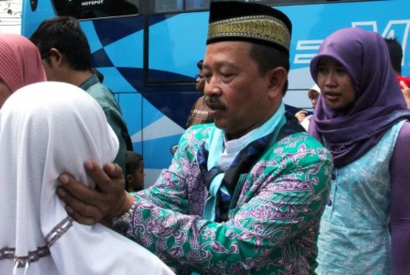 Seorang calon haji memeluk puterinya sebelum pelepasan jemaah calon haji di Alun-alun Serang, Banten, Sabtu (29/8).