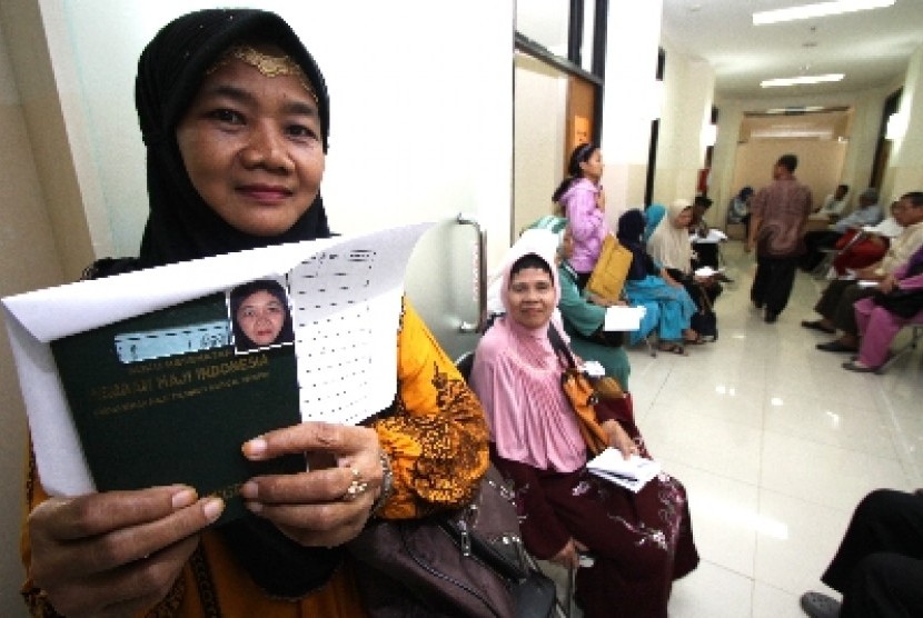 Seorang calon haji menunjukkan buku kesehatan saat melakukan tes kesehatan di Rumah Sakit Umum Daerah Tangerang Selatan, Banten.