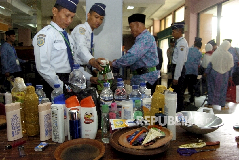 Seorang calon jamaah Haji (calhaj) diperiksa tasnya oleh Petugas Panitia Penyelenggara Ibadah Haji (PPIH) (Ilustrasi)