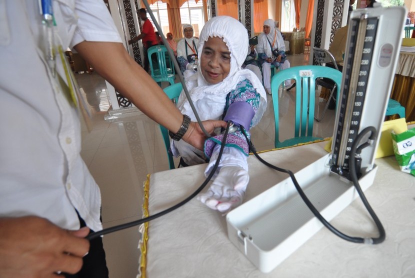 Sebanyak 1.708 Jamaah Calhaj Depok Jalani Tes Kesehatan. Foto: Seorang calon jamaah haji melakukan tes pemeriksaan kesehatan saat masuk di Asrama Haji Palu, Sulawesi tengah, Senin (15/8). 