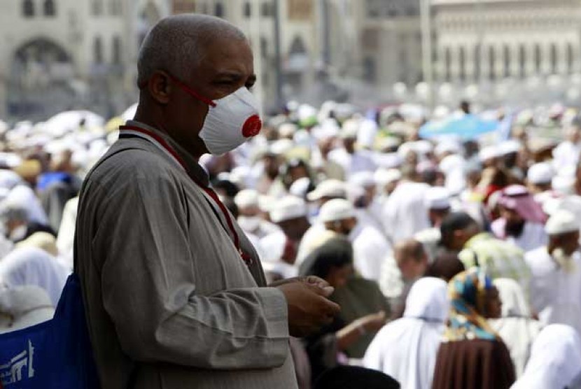   Seorang calon jamaah haji memakai masker di kawasan Masjidil Haram, Makkah, Sabtu (20/10). 