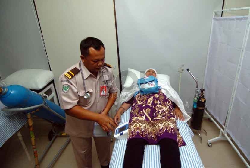 Seorang calon jamaah haji memeriksakan kesehatan nya di puskesmas Pondok Asrama haji, Pondok Gede, Jakarta Timur, Ahad (31/8). (Republika/Raisan Al Farisi)