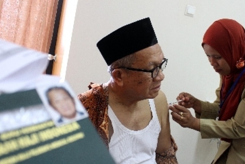 Seorang calon jamaah haji mendapatkan suntikan vaksin Meningitis pada pemeriksaan kesehatan di Rumah Sakit Umum Daerah (RSUD) Tangsel, Pamulang, Tangsel.