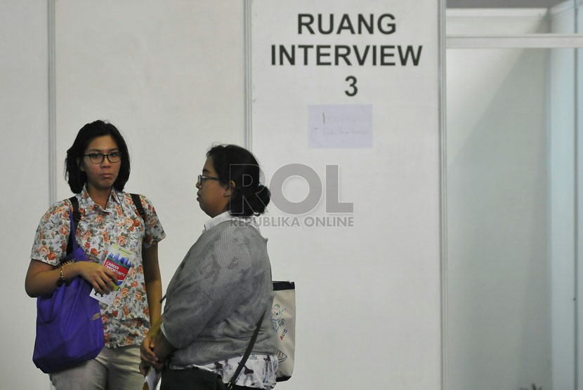 Seorang calon pelamar kerja menunggu panggilan interview ketika berlangsungnya pameran kesempatan kerja 2014 di JIExpo, Jakarta, Jumat (5/9). (Republika/Prayogi)