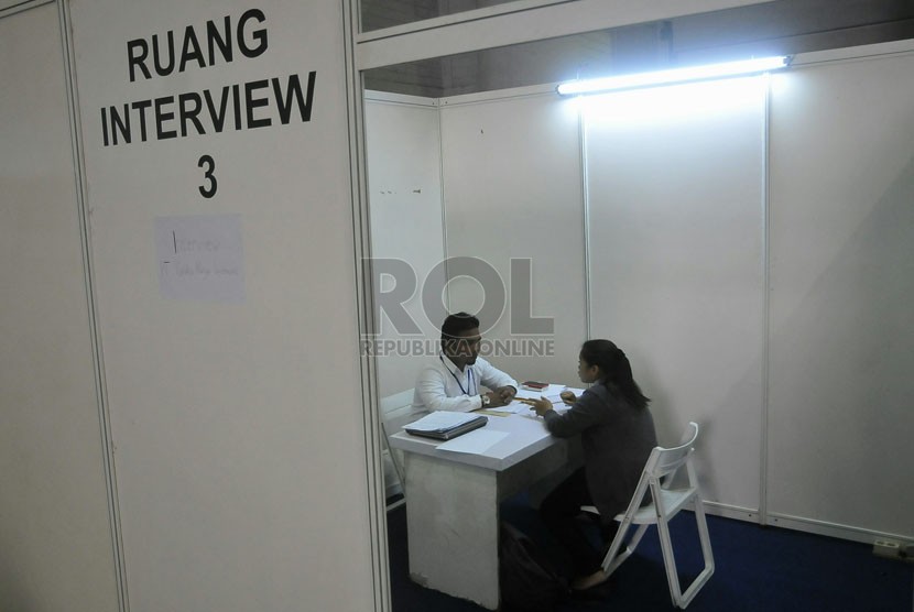 Seorang calon pelamar kerja menunggu panggilan interview ketika berlangsungnya pameran kesempatan kerja 2014 di JIExpo, Jakarta, Jumat (5/9). (Republika/Prayogi)