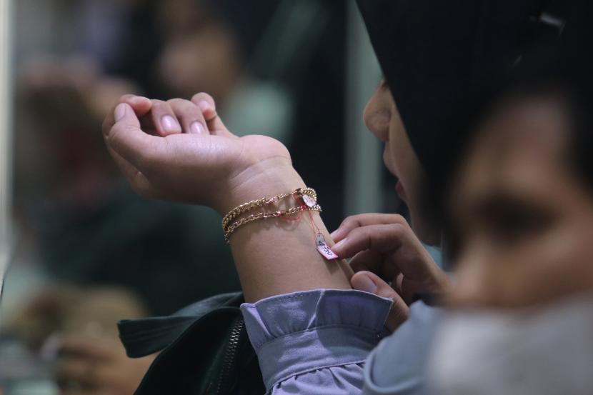 Seorang jamaah haji mencoba membeli gelang emas di sebuah toko emas di Makkah, Arab Saudi.