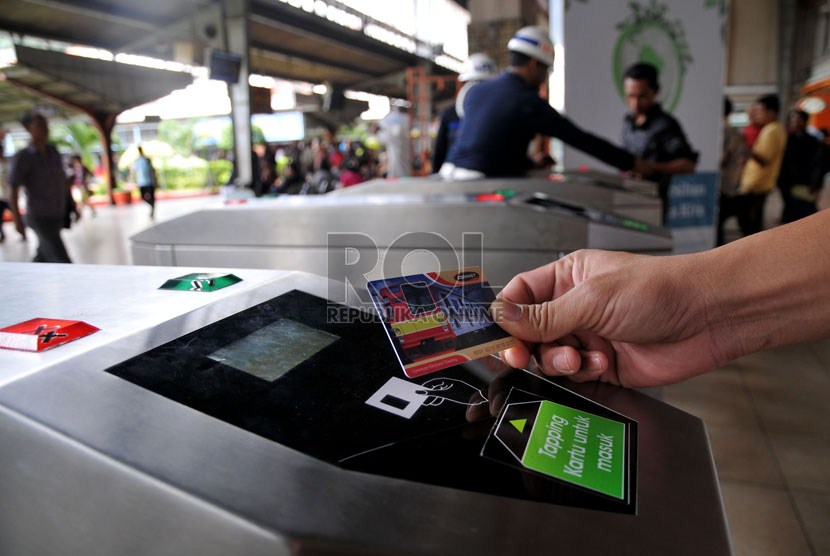   Seorang calon penumpang kereta api listrik (KRL) menggunakan tiket elektronik (e-ticketing) di Stasiun Jakarta Kota, Selasa (23/4).    (Republika/Prayogi)