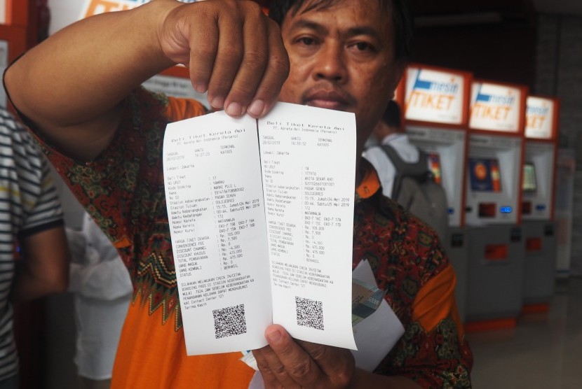 Tiket Lebaran: Seorang calon penumpang menunjukkan tiket kereta lebaran tujuan Solo di Stasiun Pasar Senen, Jakarta Pusat, Kamis (28/2/2019).