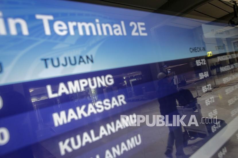 Seorang calon penumpang pesawat berjalan di area Terminal 2E di Bandara Internasional Soekarno Hatta, Tangerang, Banten. Satuan Tugas Penanganan Covid-19 menerbitkan Surat Edaran (SE) Nomor 16 tahun 2021 tentang Ketentuan Perjalanan Orang dalam Negeri. Surat Edaran berlaku efektif sejak 26 Juli 2021. 