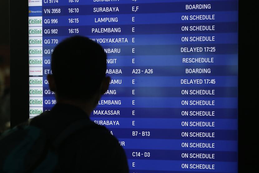 Seorang calon penumpang pesawat melihat jadwal keberangkatan pesawat di Terminal 3 Bandara Soekarno Hatta, Tangerang, Banten, Sabtu (20/3). Menteri Perhubungan Budi Karya Sumadi meminta maskapai penerbangan dapat memaksimalkan slot time penerbangan. 