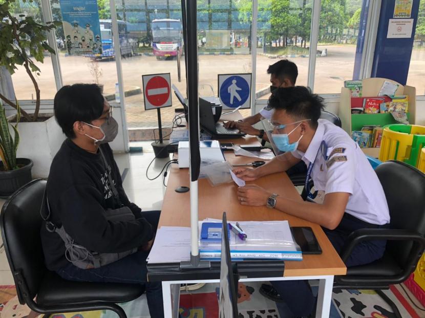 Seorang calon penumpang tengah menggunakan GeNose dalam tes Covid-19 di Terminal Tipe A KH Ahmad Sanusi Kota Sukabumi, Rabu (28/4).