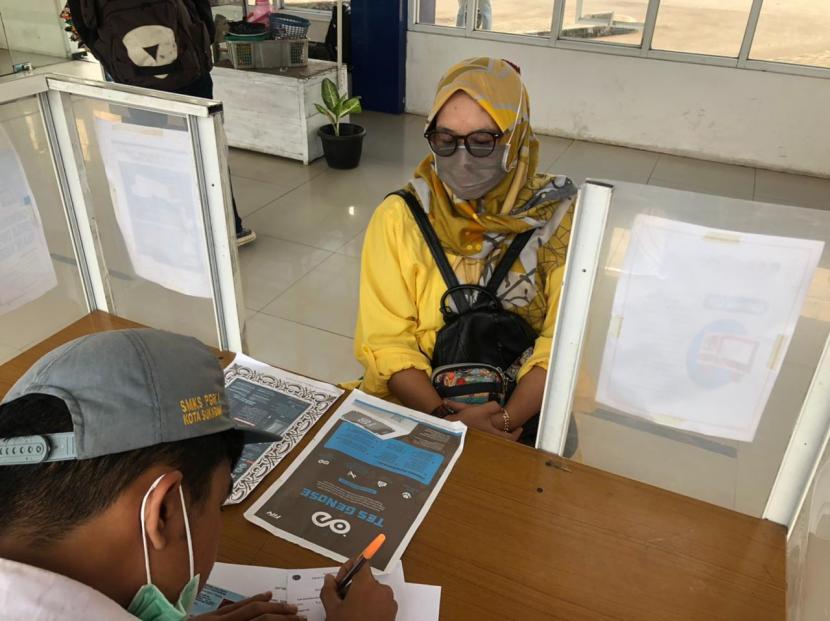 Seorang calon penumpang tengah menggunakan GeNose dalam tes Covid-19 di Terminal Tipe A KH Ahmad Sanusi Kota Sukabumi, Rabu (28/4)