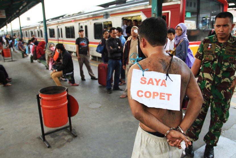 Seorang copet tertangkap tangan di kereta dan dipertontonkan di depan umum (ilustrasi). Polisi menangkap tiga maling barang penumpang di kereta relasi Rantauprapat-Medan.
