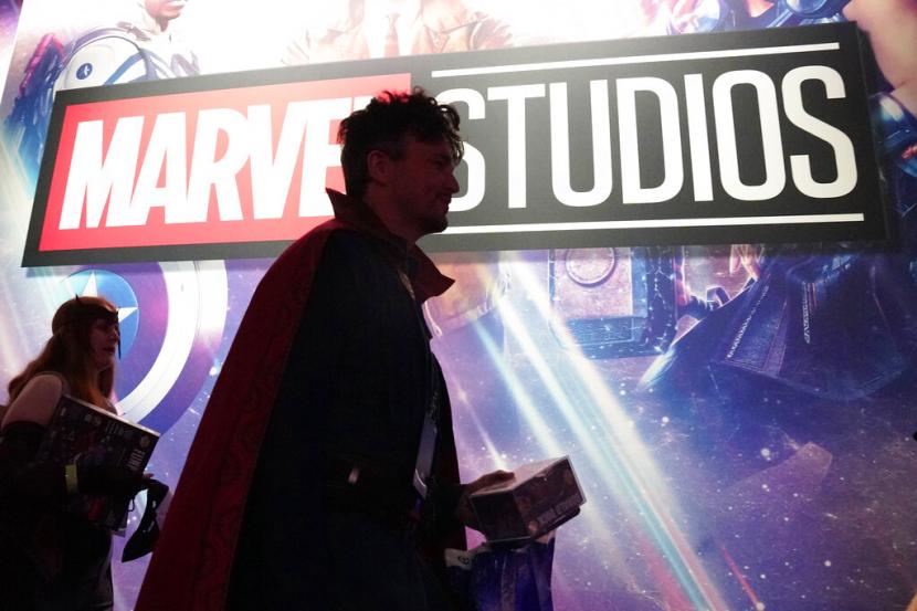 Seorang cosplayer berpakaian Doctor Strange melewati pameran Marvel Studios di D23 Expo Sabtu, 10 September 2022, di Anaheim, California.