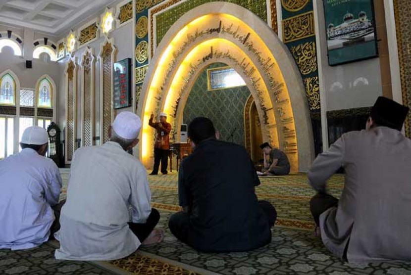 LDNU Dukung Pemberlakuan Sertifikat Khatib. Seorang dai memberikan ceramah agama di masjid. (ilustrasi)