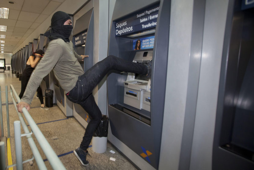 Pembobolan ATM (ilustrasi)
