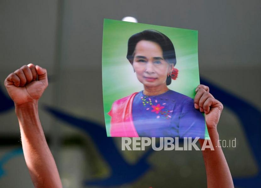  Seorang demonstran Myanmar mengepalkan tinju di sebelah foto ikon demokrasi Myanmar Aung San Suu Kyi selama protes terhadap kudeta militer Myanmar di kedutaan Myanmar di Bangkok, Thailand, Senin (1/2).. Aung San Suu Kyi dari Myanmar dan para pemimpin politik top lainnya telah ditahan setelah penggerebekan dalam kudeta militer.