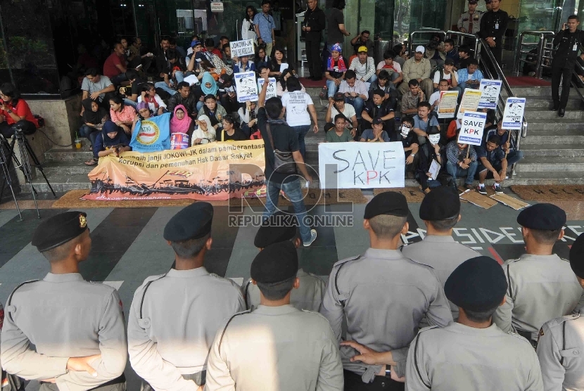 Ketua Umum Ikatan Cendekiawan Muslim Se-Indonesia (ICMI) Jimly Asshiddiqie (kedua kiri) bersama dengan jajaran Wakil Ketua Umum ICMI Herry Suhardiyanto, Sugiharto dan Sri Astuti Buchari berfoto bersama usai acara Konpers ICMI mengenai Refleksi Akhir Tahun 