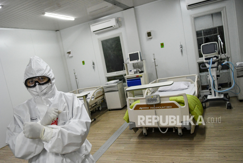 Seorang dokter berdiri di dalam salah satu ruang modular di Rumah Sakit Pertamina Jaya, Cempaka Putih, Jakarta.
