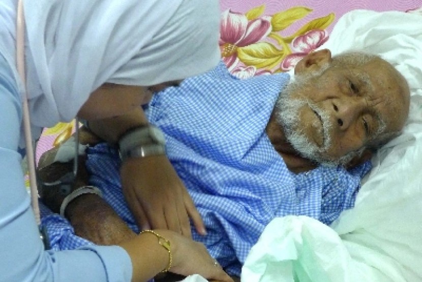 Seorang dokter memeriksa jamaah haji Indonesia yang sakit di Balai Pengobatan Haji Indonesia (BPHI) di Arab Saudi.