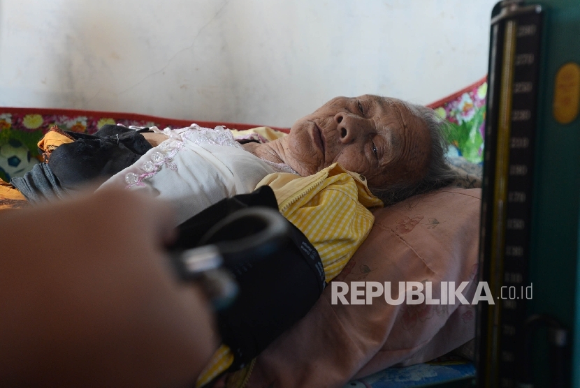 Seorang dokter memeriksa kesehatan kepada korban selamat dari longsor yang menimbun Desa Banaran, di Kecamatan Pulung, Ponorogo, Jawa Timur, Selasa (4/4).