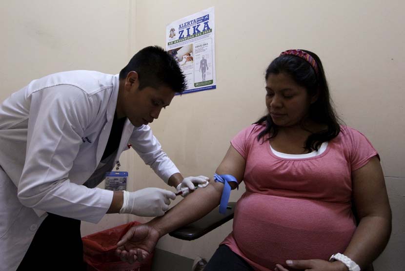 Seorang dokter memeriksa wanita hamil yang diduga terinfeksi zika, di bangsal bersalin rumah sakit di Guatemala City, Guatemala  