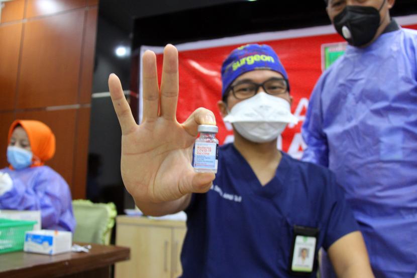 Seorang dokter memperlihatkan vaksin COVID-19 Moderna untuk dosis ketiga (booster) bagi tenaga kesehatan di Rumah Sakit Umum Daerah Dumai, Riau, beberapa waktu lalu.
