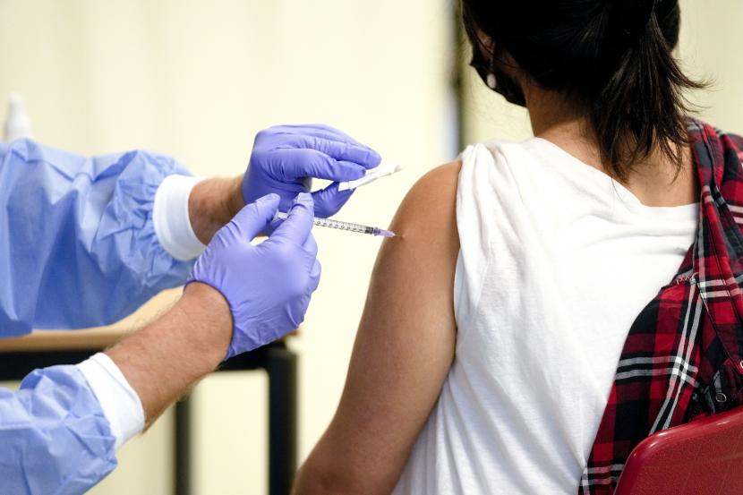 Vaksinasi Covid-19. Ada konsekuensi yang mungkin dirasakan orang ketika mendapatkan vaksin Covid-19 berbarengan dengan vaksin flu.