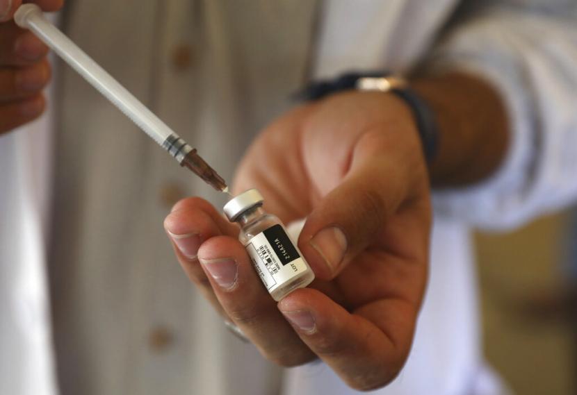 Seorang dokter mengisi jarum suntik dengan vaksin Johnson & Johnson COVID-19. AS telah membatalkan kesepakatan pembelian vaksin senilai 180 juta dolar dengan Emergent BioSolutions yang berbasis di Maryland. Ilustrasi.