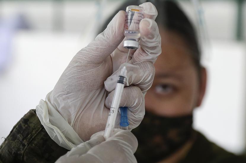  Seorang dokter bersiap untuk menyuntikkan vaksin Sinovac dari China.