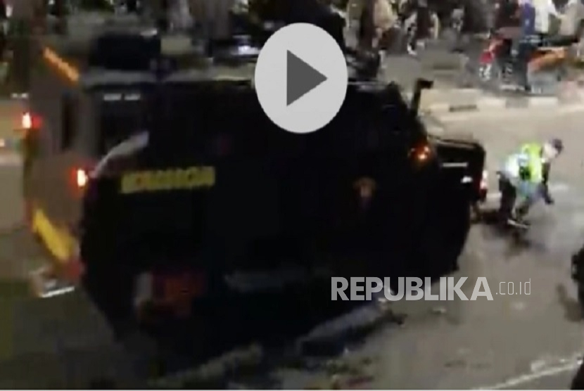 Seorang driver ojol ditabrak dan dilindas mobil barracuda milik polisi saat demo di depan Gedung DPR RI, Kamis (28/8/2025).