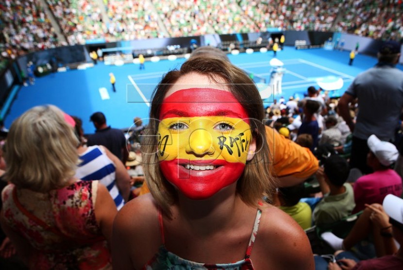 Seorang fan asal Spanyol tersenyum selama pertandingan turnamen tenis grand slam Australia Terbuka di Melbourne, Australia, Selasa (19/1). 