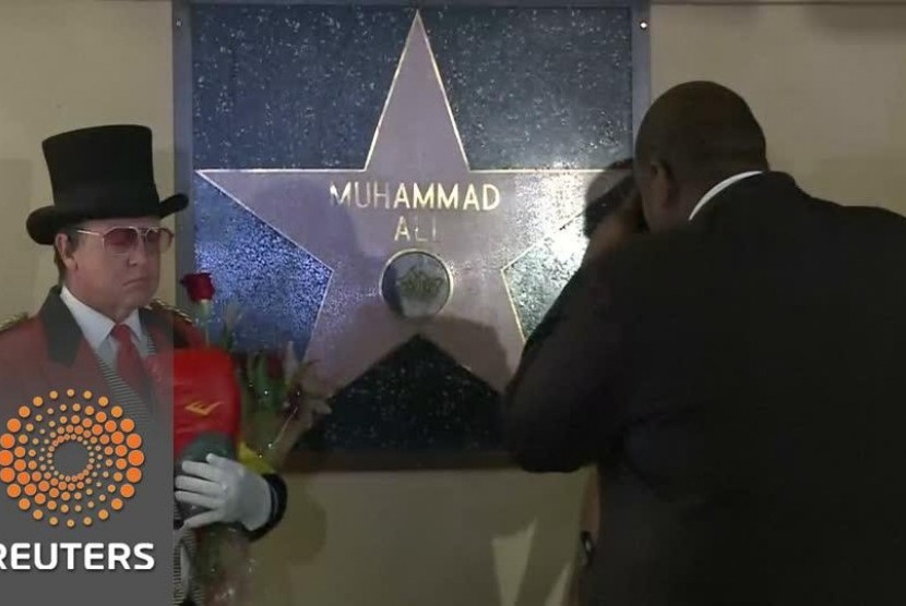Seorang fan berfoto di dinding Walk of Fame dimana nama Muhammad Ali terpasang. .