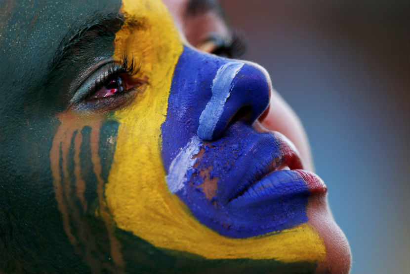 Seorang fan Brasil menitikkan air mata usai Timnas Brasil kalah 1-7 dari Jerman di semifinal Piala Dunia 2014 di Brasilia pada Selasa (8/7). 