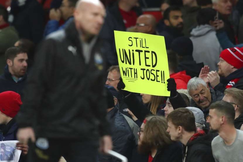 Seorang fan MU mengusung poster dukungan terhadap Jose Mourinho.
