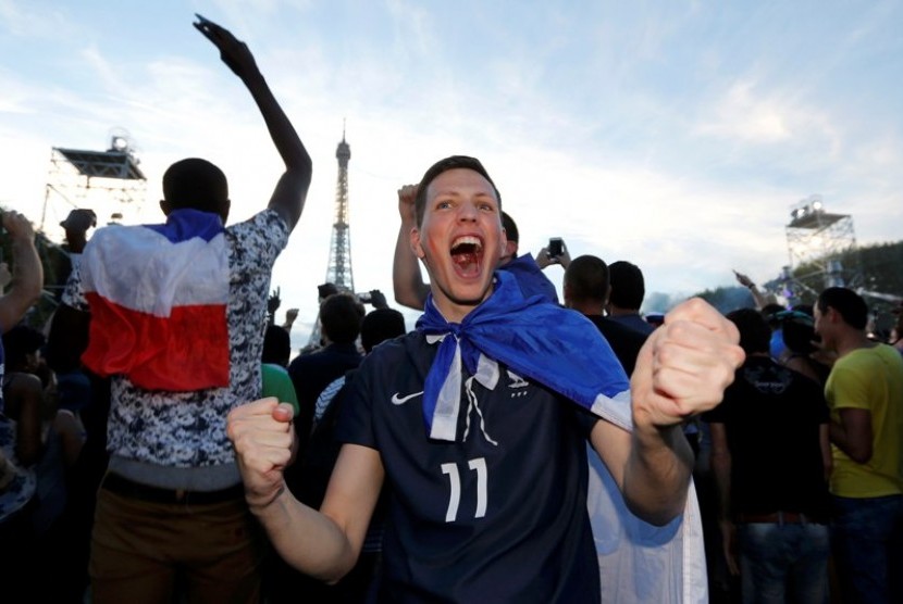 Seorang fan Prancis meluapkan kegembiraannya di Paris.