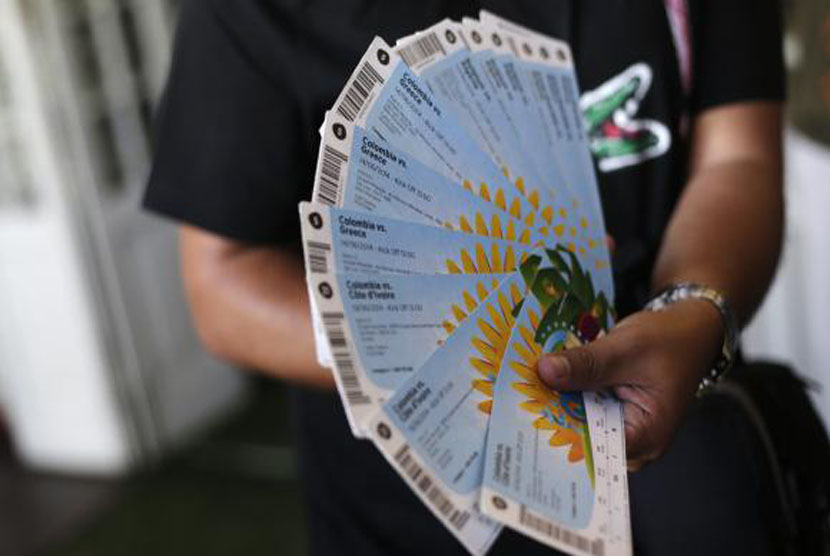 Seorang fans memperlihatkan tiket pertandingan Piala Dunia 2014. (ilustrasi)