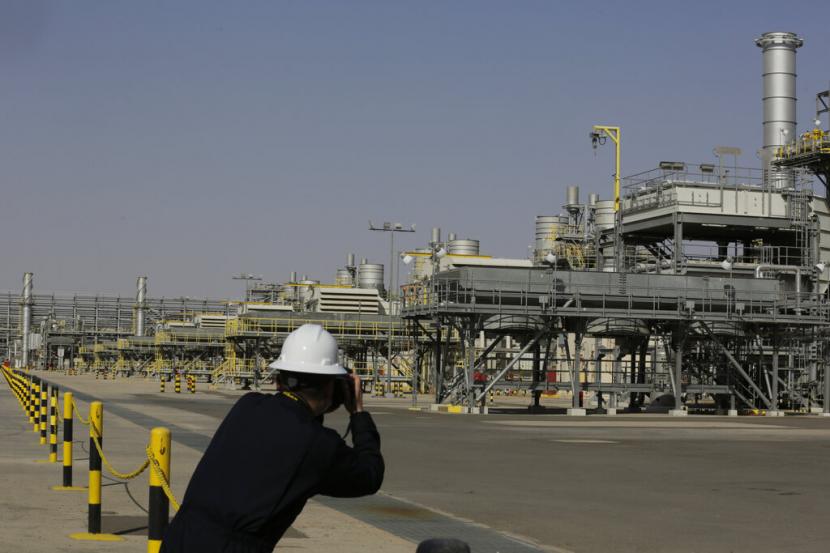 Seorang fotografer mengambil gambar ladang minyak Khurais selama tur untuk wartawan, 150 km timur-timur laut Riyadh, Arab Saudi, 28 Juni 2021. World Bank memperkirakan pelemahan ekonomi di Teluk karena produksi minyak dan gas yang terus menurun dan disusul stabilitas harga yang tak menentu. 